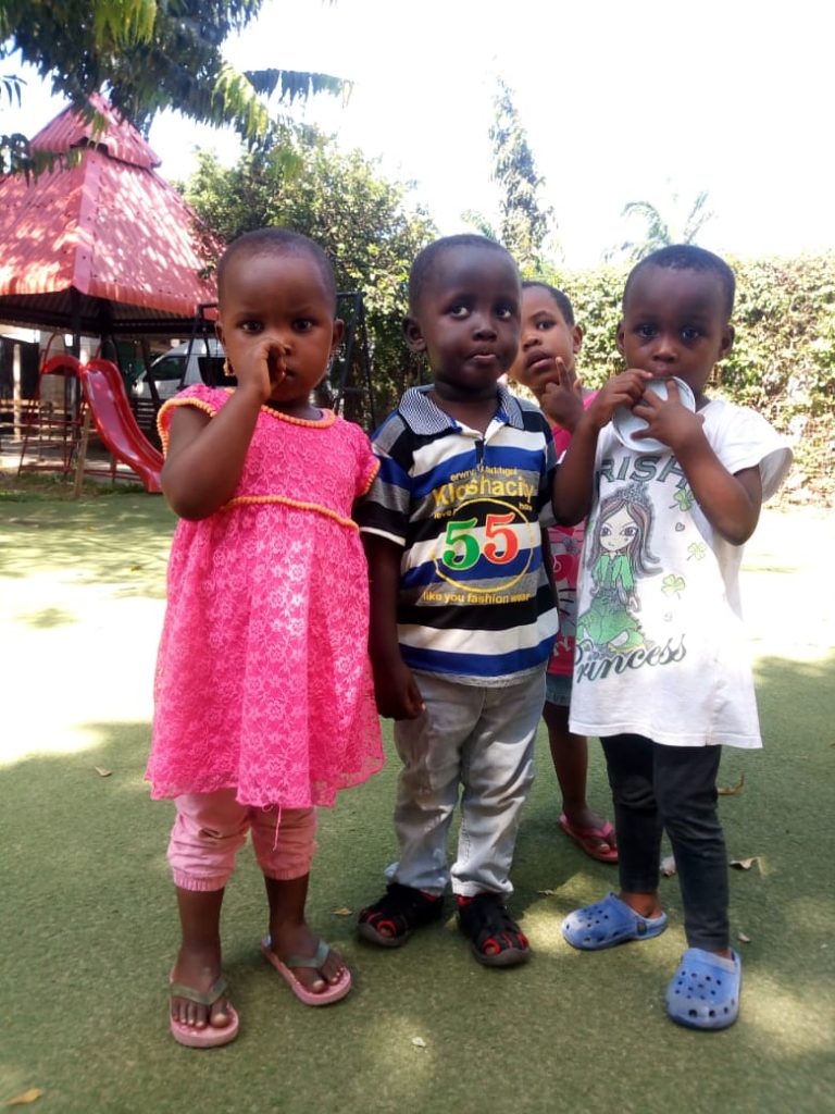 Drei Kinder des Waisenhauses