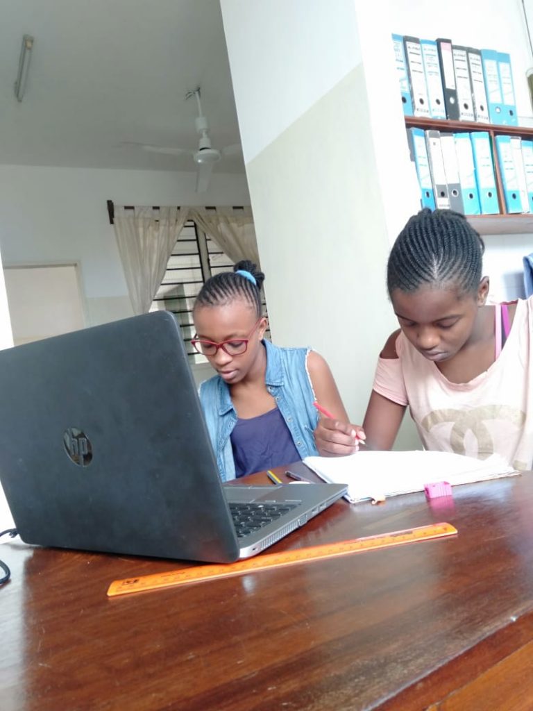 Schülerinnen beim Online-Lernen